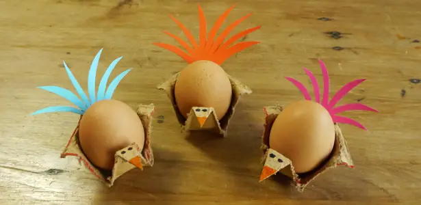 Mit Eierkartons basteln: Osterhennen als Eierbecher