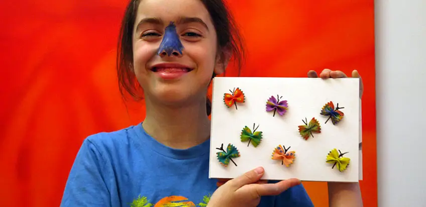 Basteln im Frühling: Schmetterlinge aus Farfalle