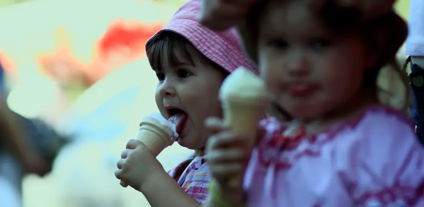 Erfrischendes für Kinder – selbstgemachtes Eis aus Buttermilch, Datteln und Cashewnüssen