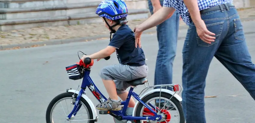 Wie Kinder mit dem Fahrrad sicher im Straßenverkehr sind – mit Verkehrszeichen Lern-Spiel