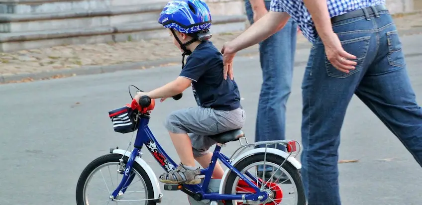 Wie Kinder mit dem Fahrrad sicher im Straßenverkehr sind