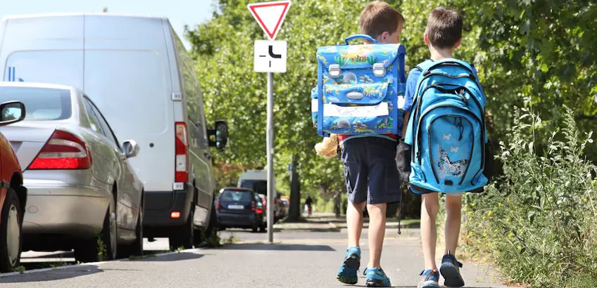 Wann sollten Kinder den Schulweg allein gehen?