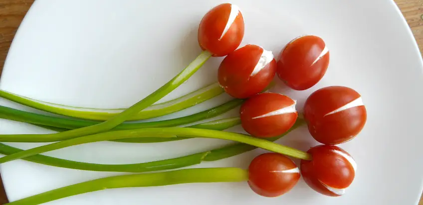 Frühlingstulpen fürs Büffet – Tulpen aus Tomaten basteln