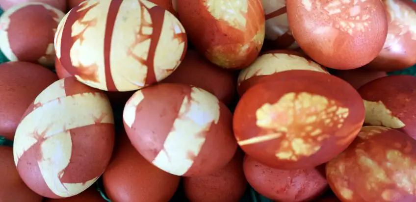 Zu Ostern Eier natürlich färben mit Zwiebelschalen und Blättern oder ...