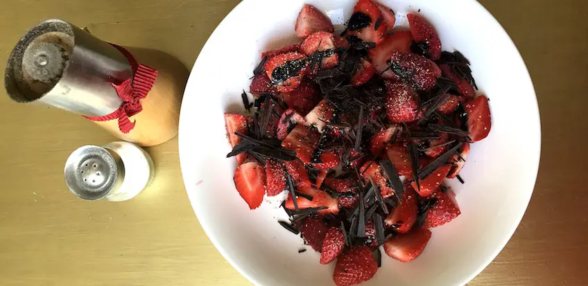 Verrückter Gourmet-Snack: süß-salziger Erdbeer-Salat mit Schokolade