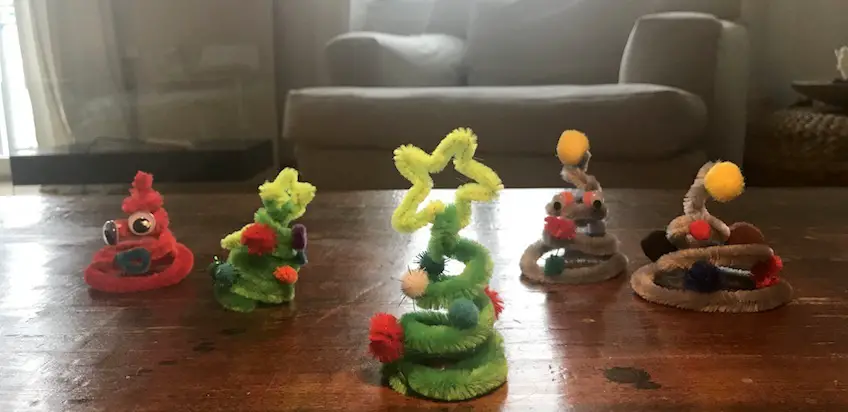 Mini-Weihnachtsbäume aus Pfeifenputzern mit Kindern basteln