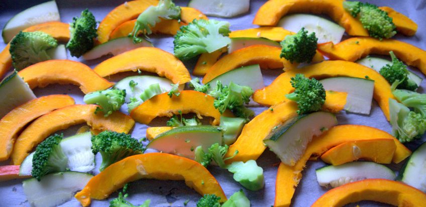 Kürbisecken aus dem Ofen mit Gemüse und Feta – gesundes Kochen mit Kindern