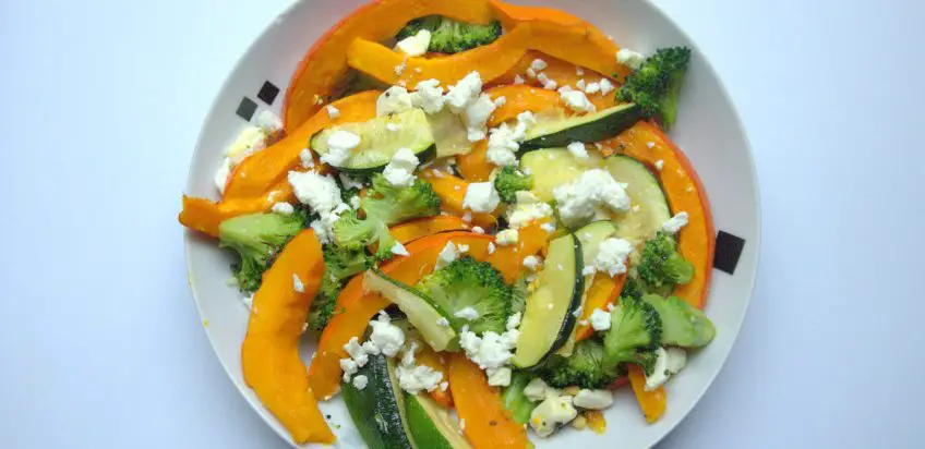 Kürbisecken aus dem Ofen mit Gemüse und Feta – gesundes Kochen mit Kindern