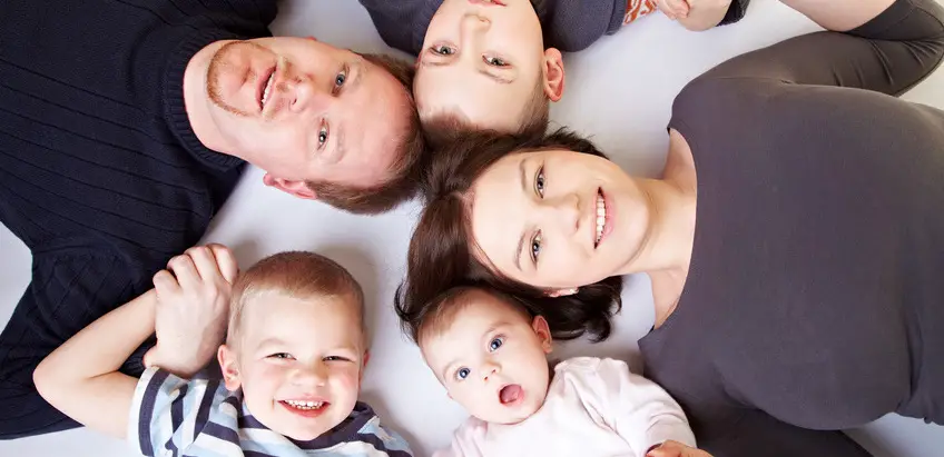 Drei Kinder, davon ein Neugeborenes – wie kann man seine Aufmerksamkeit in einer Großfamilie teilen?