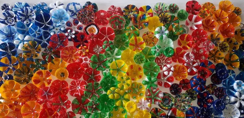 Blumen-Kunstwerk aus PET-Flaschen-Böden – einfacher als das Ergebnis vermuten lässt!