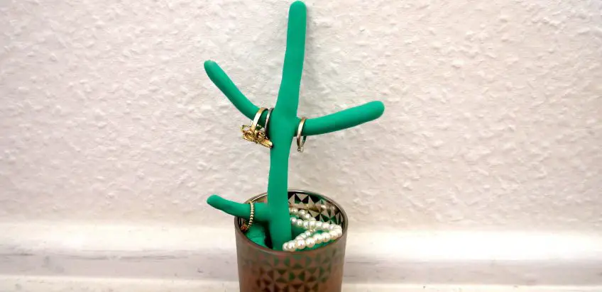 Muttertagsgeschenke DIY: Lustiger Kaktus als Schmuckhalter zum selber machen