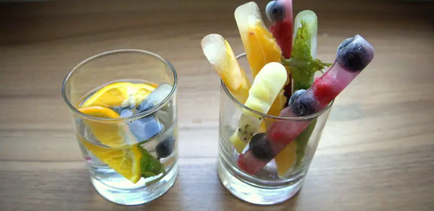 Eiswürfel mit Früchten – fruchtiger Genuss im Sommer