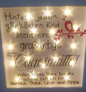 Beleuchteter Spruch als Abschiedsgeschenk für eine Tagesmutter. Hinter jedem glücklichen Kind steht eine großartige Tagesmutter