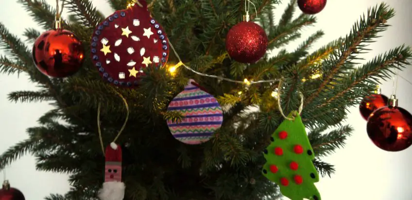 Selbstgemachten Weihnachtsbaumschmuck mit Kindern basteln