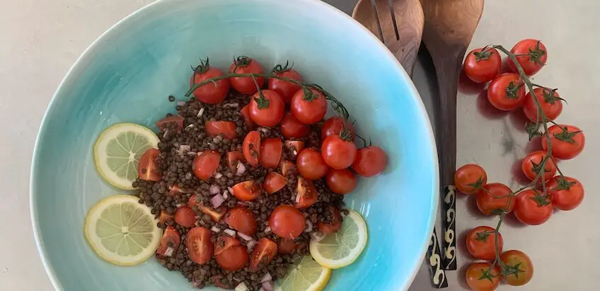 Lecker Linsensalat mit Tomaten – leckere und gesunde Familienmahlzeit in No Time