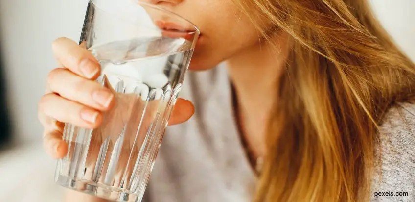 Liebe Lehrkräfte bitte erlaubt Kindern, Wasser zu trinken – besonders im Unterricht! Warum es wichtig ist