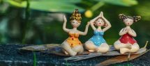 Meditieren lernen: 3 weibliche Figuren in meditativer Pose