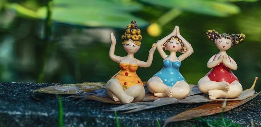 Meditieren lernen: 3 weibliche Figuren in meditativer Pose