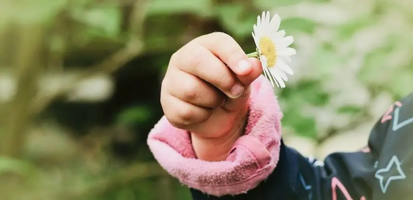 Um die Coronazeiten gut zu überstehen und alle Sinne zu aktivieren: Einfache, spielerische Eltern-Kind Meditation