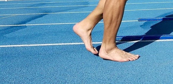 Barfußlaufen: gut für Gelenke und Muskeln – hilft auch bei Achillessehnen- & ISK-Problemen