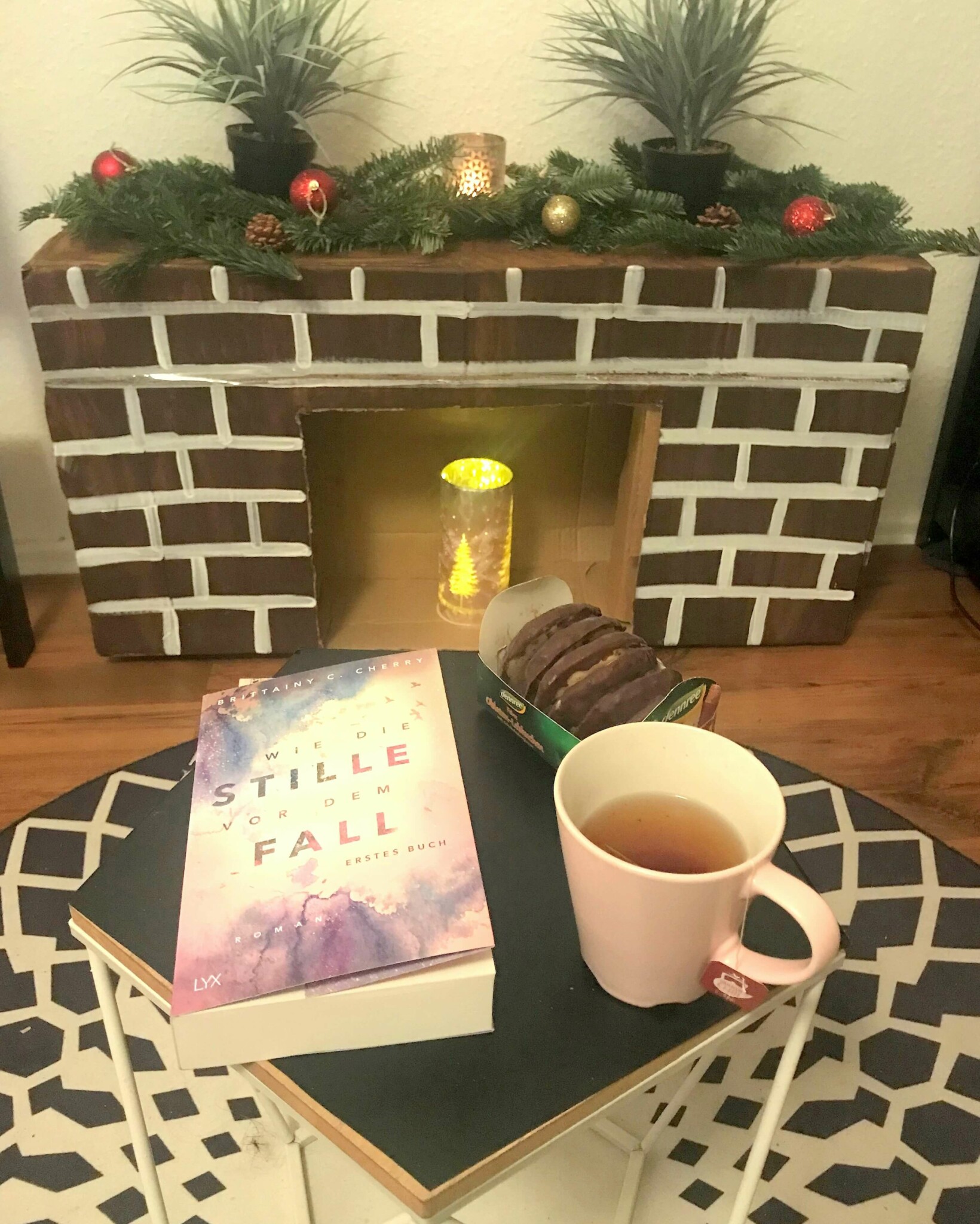 Festliche Deko: Weihnachtlichen Kamin aus einem Karton basteln