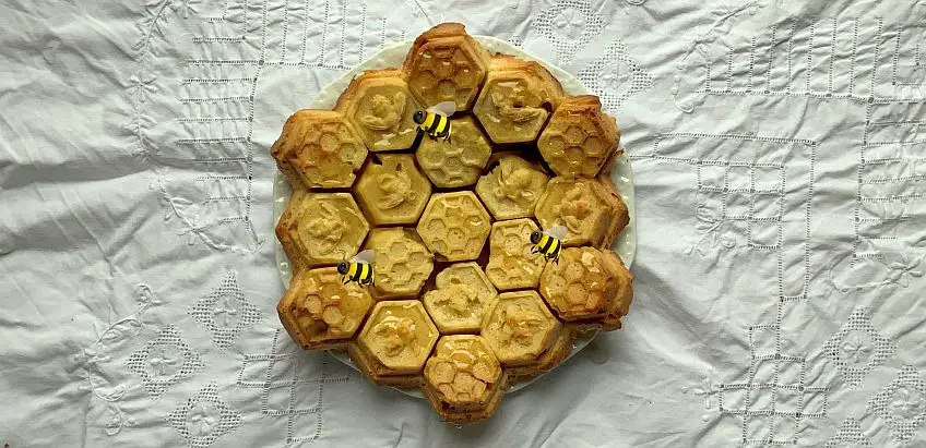 Um den Frühling zu begrüßen: Leckerer Honigkuchen im Bienenwaben-Style