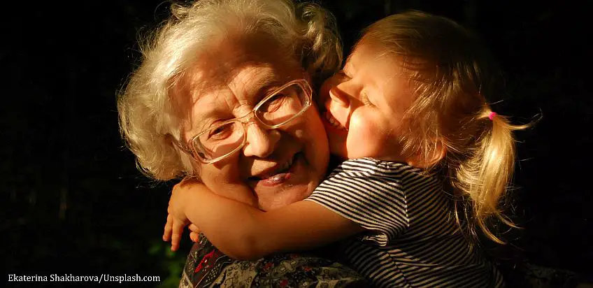 Den Moment mit einer geliebten Person zu verbringen, die nicht mehr da ist? Ein Dialog zwischen Enkelin und Großmutter
