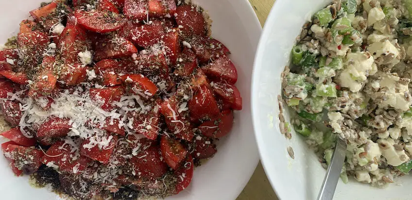 Rumänische Inspiration: Tomatensalat mit Feta-Topping – schnell und gesund!