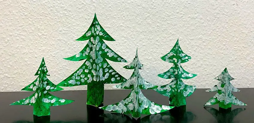 Festliche Tannenbaum-Aufsteller – Simple Weihnachtsbastelei für Grobmotoriker